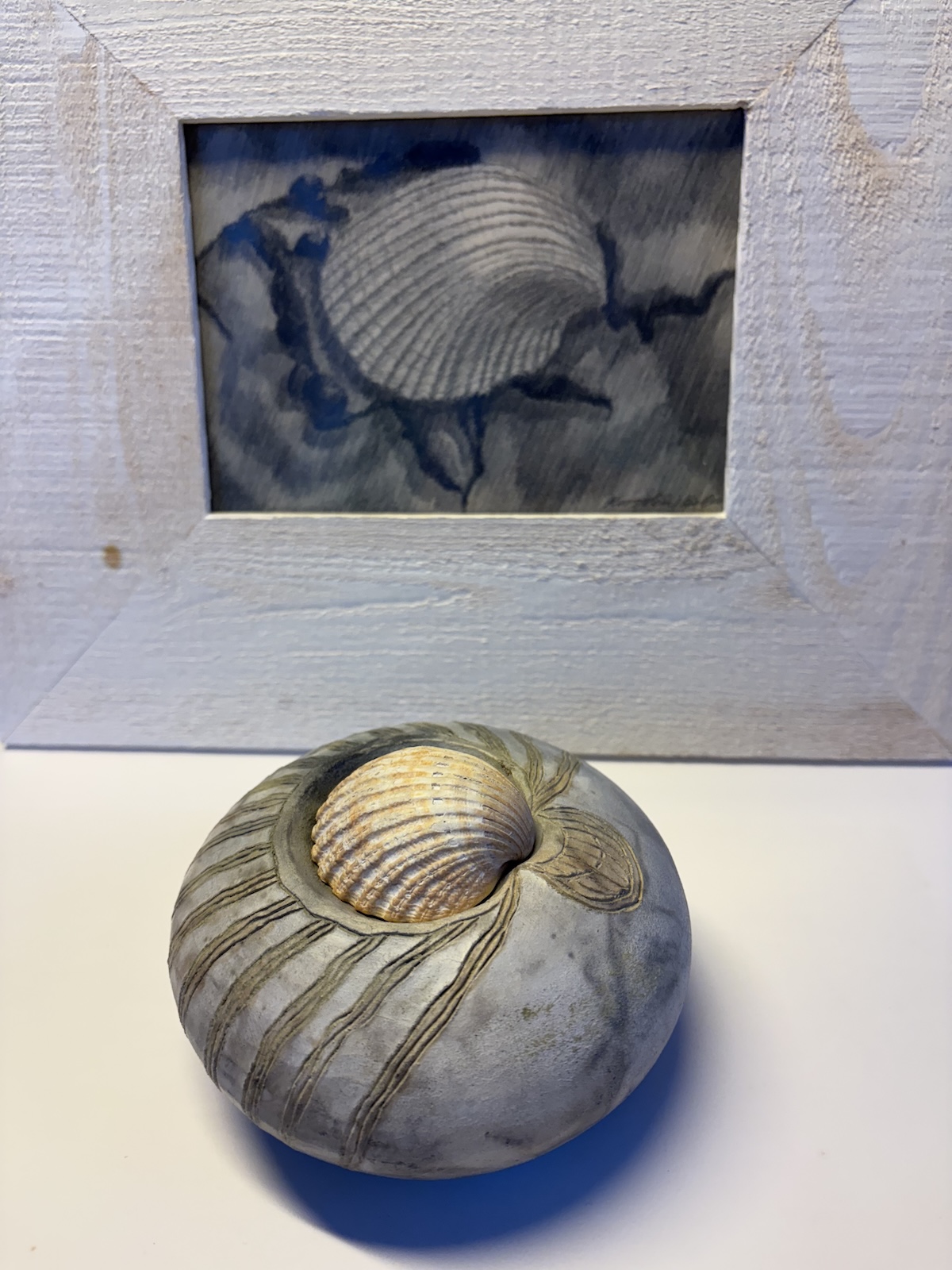 “Hjertemusling“.  Tegning og keramik /drawing and ceramic. 30 x 35 cm.