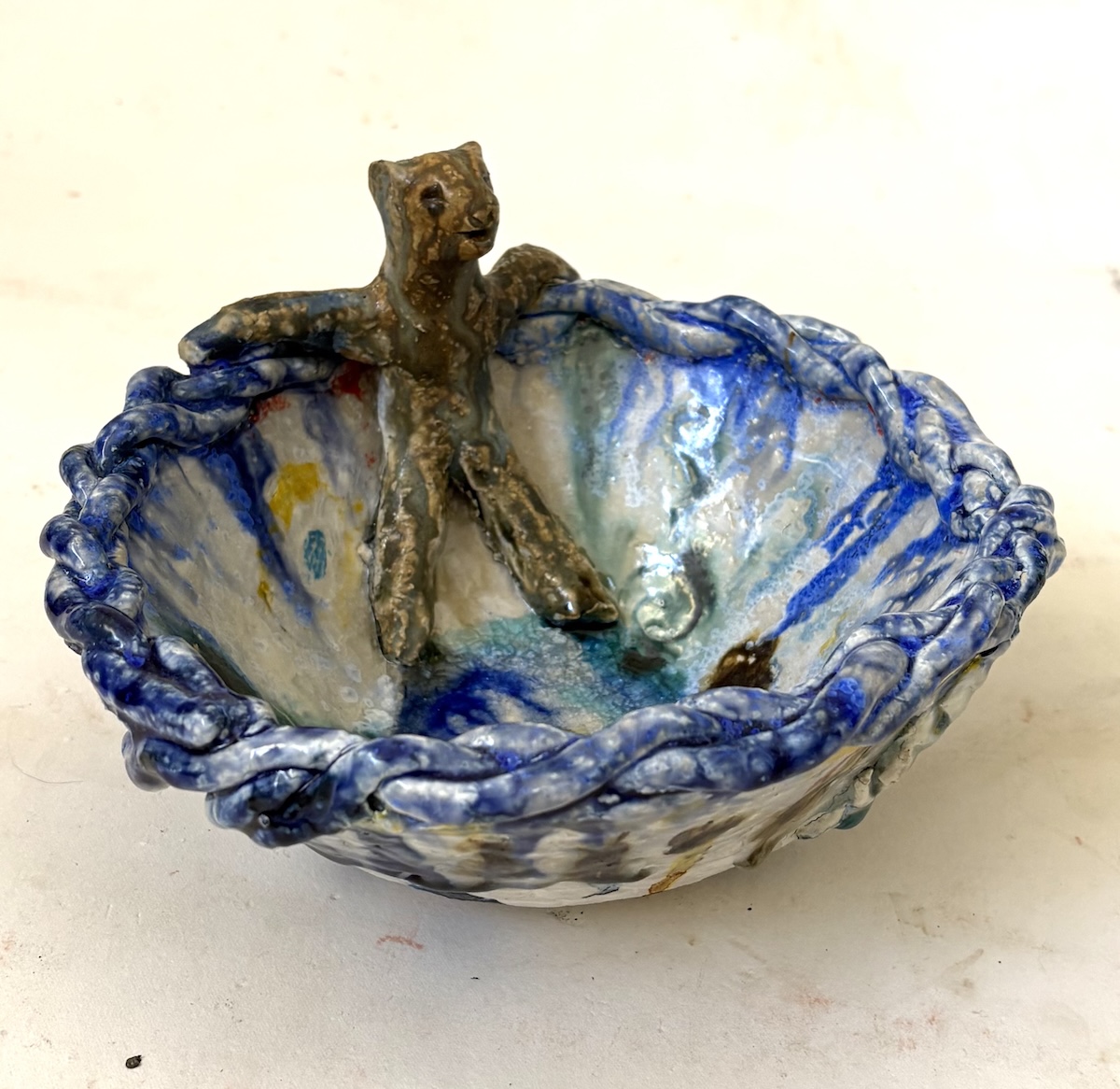 “Skål med dyr og flettet kant”. Stentøj / Stoneware. 9,5 x 21 x 16 cm.