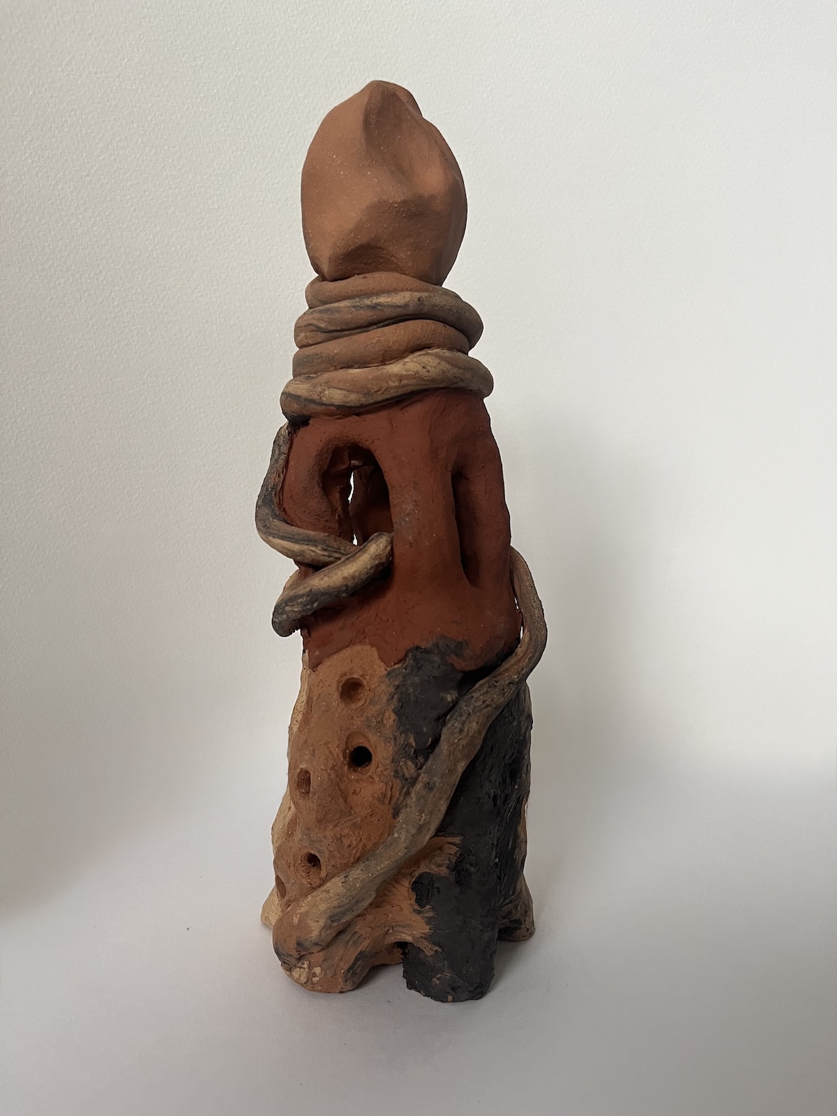 An inner space refusing to leave (HB) 30x13 cm, Blandet jord-ler / Mixed earth clay.